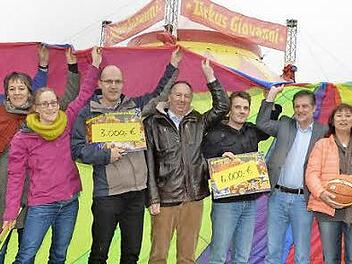 Die ersten Spenden wurden jetzt &uuml;bergeben (v.l.): Simone Lechner (Zirkus Giovanni), Christian Salomon (Projekt Zahltag), Regina Jans (Jugendsozialarbeit), Sara Wunderer (Zirkus Giovanni), Markus H&ouml;rner (Chapeau Claque), Johannes Storath (Pr&auml;sident LC Bbg. Residenz), Sebastian B&ouml;hnlein (Brose Baskets e.V.), Emil Hartmann (Gesamtleiter Don-Bosco-Jugendwerk Bamberg), Sabine Brey (Hilfswerk Lions Club Bamberg Residenz), Natasha Hillebrand-Kaub, Annamaria Kovacs (beide Zirkus Giovanni). Foto: Rona...