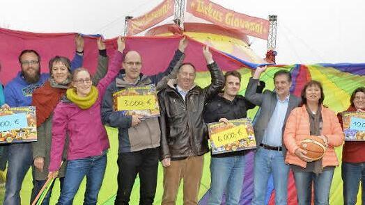Die ersten Spenden wurden jetzt &uuml;bergeben (v.l.): Simone Lechner (Zirkus Giovanni), Christian Salomon (Projekt Zahltag), Regina Jans (Jugendsozialarbeit), Sara Wunderer (Zirkus Giovanni), Markus H&ouml;rner (Chapeau Claque), Johannes Storath (Pr&auml;sident LC Bbg. Residenz), Sebastian B&ouml;hnlein (Brose Baskets e.V.), Emil Hartmann (Gesamtleiter Don-Bosco-Jugendwerk Bamberg), Sabine Brey (Hilfswerk Lions Club Bamberg Residenz), Natasha Hillebrand-Kaub, Annamaria Kovacs (beide Zirkus Giovanni). Foto: Rona...
