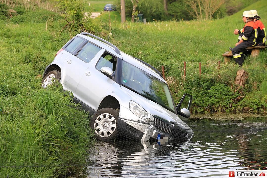 Auto stürzt bei Wannbach in Forellenteich