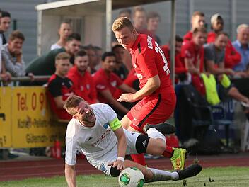 Baiersdorfer SV - FSV Erlangen-Bruck. Der Baiersdorfer Patrick Hoffmann foult Brucks Kapitän Bastian Lunz, der schreiend zu Boden geht.  Foto: Sebastian Baumann