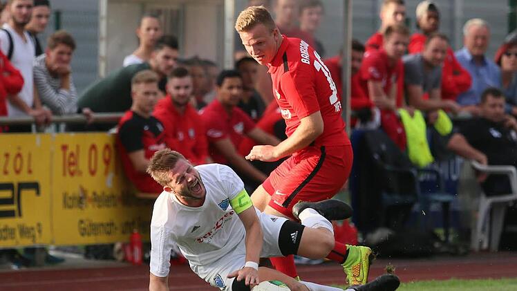 Baiersdorfer SV - FSV Erlangen-Bruck. Der Baiersdorfer Patrick Hoffmann foult Brucks Kapitän Bastian Lunz, der schreiend zu Boden geht.  Foto: Sebastian Baumann
