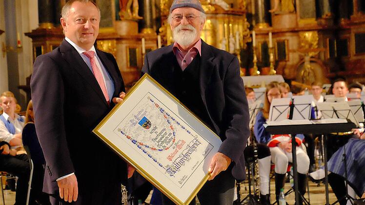 Landrat Thomas Bold überreichte den Kulturehrenbrief an Helmut Droll.