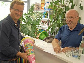 Die ehrenamtlichen Helfer im Schulmaterialladen haben alle Hände voll zu tun.  Foto: p