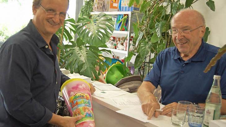 Die ehrenamtlichen Helfer im Schulmaterialladen haben alle Hände voll zu tun.  Foto: p