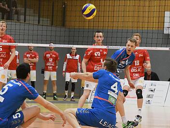 Die rote Wand hält: Zu wenig Druck hatten die Hammelburger Jungs um (von links) Branko Damjanovic, Kaspar Vuorinen und Friedrich Fell im Spiel gegen den SV Fellbach aufbauen können. Foto: Hopf