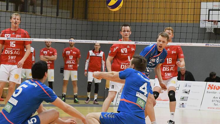 Die rote Wand hält: Zu wenig Druck hatten die Hammelburger Jungs um (von links) Branko Damjanovic, Kaspar Vuorinen und Friedrich Fell im Spiel gegen den SV Fellbach aufbauen können. Foto: Hopf