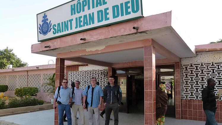 Vor dem Haupteingang des Krankenhauses in Thiès: v.l. Karl-HeinzDeeg, Karlheinz Seitz, Gerhard Seitz und André Saal