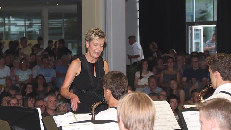 Ariane Dammann-Ranger am Pult des Orchesters   Foto: Johanna Blum