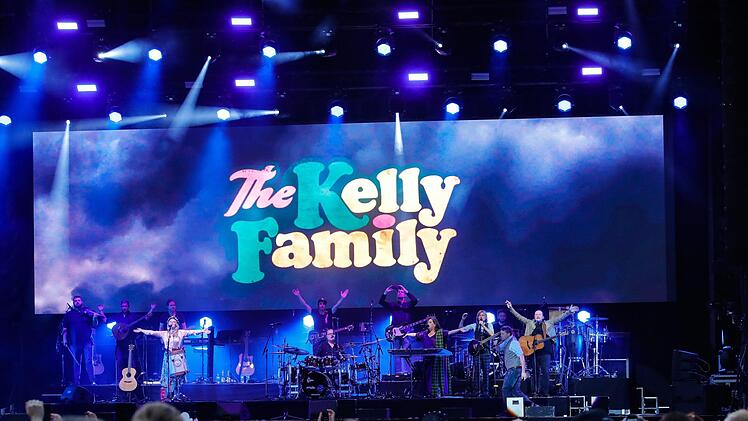 Bei ihrer Premiere in Coburg genossen die Mitglieder der Kelly Family die besondere Stimmung auf dem Schlossplatz.  Foto: Matthias Hoch