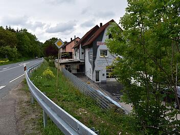 Die neue Leitplanke soll einen möglichen Aufprall abfangen. Foto: Petra Malbrich