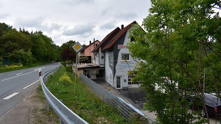 Die neue Leitplanke soll einen möglichen Aufprall abfangen. Foto: Petra Malbrich