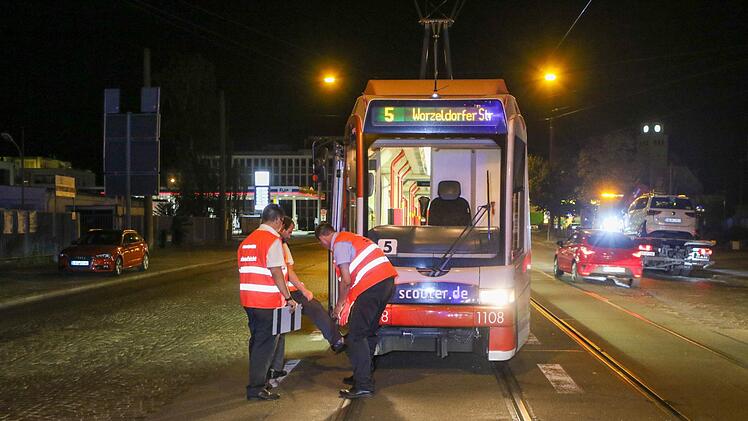 Am Freitagabend kollidierte in N&uuml;rnberg eine Stra&szlig;enbahn mit einem Taxi. Foto: NEWS5/Friedrich