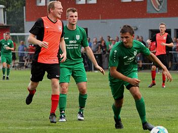 Der Neubrunner Michael Landgraf (links) hat keine M&ouml;glichkeit mehr a den Ball zu kommen. Der Sander Verteidiger ist schneller.  Foto: G. Geiling