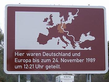 Vier Schilder dieser Art stehen an ehemaligen Grenzübergängen im Landkreis Kronach. Dieses Schild steht bei Burggrub.Kalb