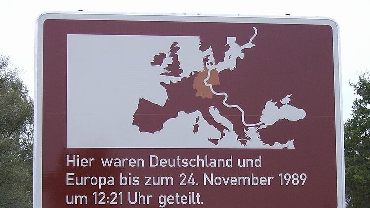 Vier Schilder dieser Art stehen an ehemaligen Grenzübergängen im Landkreis Kronach. Dieses Schild steht bei Burggrub.Kalb