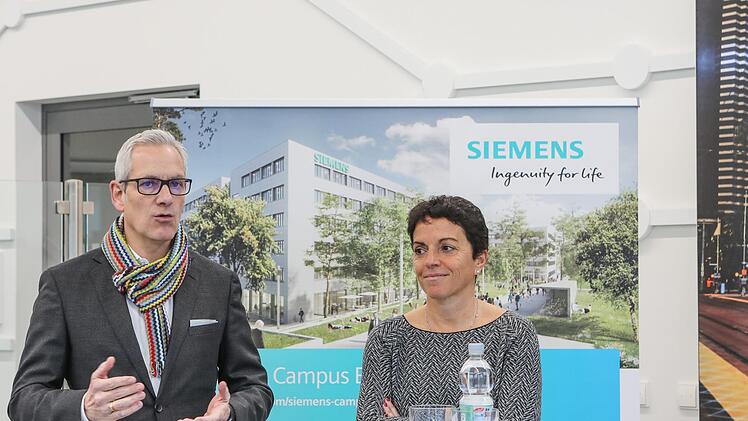 Thomas Braun und Sabrina Soussan erklärten die Pläne der Firma Siemens.   Foto: Barbara Herbst
