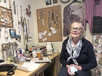 Immer gut gelaunt: Elke Jahn sitzt in der Gerbergasse 7 in ihrem Secondhand-Laden "Coburg's Budike". Foto: Christoph Böger