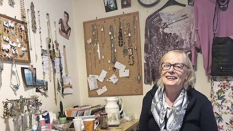 Immer gut gelaunt: Elke Jahn sitzt in der Gerbergasse 7 in ihrem Secondhand-Laden "Coburg's Budike". Foto: Christoph Böger