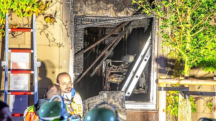 Unbekannte sprengen Geldautomat: Bankfiliale geht daraufhin in Flammen auf