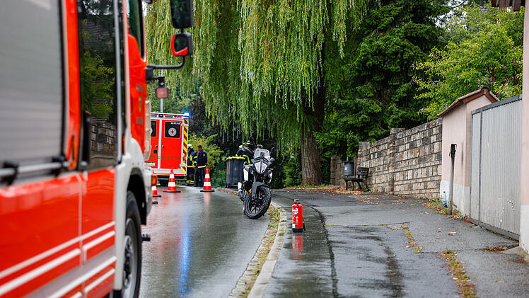 Motorrad driftet in Gegenverkehr ab: Zwei Verletzte nach Crash - Bundestagsabgeordneter unter den Ersthelfern