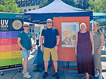 Doris Spoddig, Referentin der AOK-Direktion Bamberg, Sebastian Wei&szlig; (&bdquo;Gesundheitsregion plus&ldquo;) sowie Michaela Ebert und Lea Engelhardt informierten auf dem Paradeplatz. LRA Forchheim