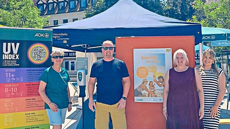 Doris Spoddig, Referentin der AOK-Direktion Bamberg, Sebastian Wei&szlig; (&bdquo;Gesundheitsregion plus&ldquo;) sowie Michaela Ebert und Lea Engelhardt informierten auf dem Paradeplatz. LRA Forchheim