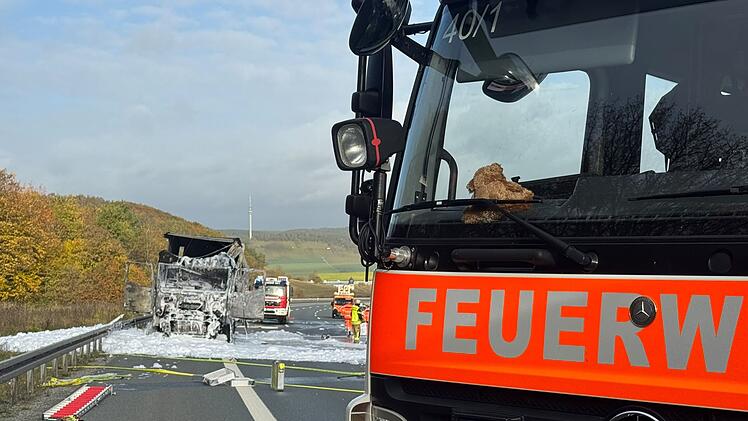 Lkw brennt auf A7 &ndash; Wasserkapazit&auml;t vor Ort reicht nicht zum L&ouml;schen
