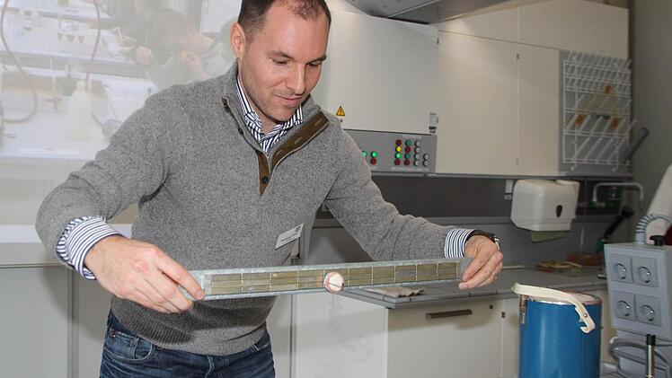 Matthias Höhn verblüfft mit einem ungewöhnlichen Experiment: ein Stück Keramik schwebt eine Magnetschiene entlang, ohne sie zu berühren.