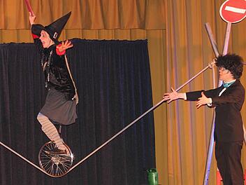 Eine Künstlerin in Balance: Die Hexe Knallpurga bewegte sich gekonnt auf dem Seil, sogar mit dem Einrad. Das war ihre Straße im Weltraum. Übrigens: Die ganze Vorstellung über spielte sie auf dem Seil. Rechts ist der Weltraumgärtner (Axel S./Swumpen), den die Hexe zufällig im All getroffen hatte.  Foto: gg