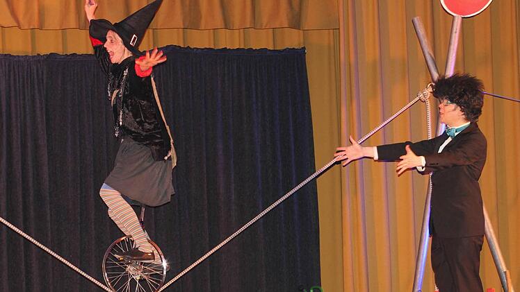 Eine Künstlerin in Balance: Die Hexe Knallpurga bewegte sich gekonnt auf dem Seil, sogar mit dem Einrad. Das war ihre Straße im Weltraum. Übrigens: Die ganze Vorstellung über spielte sie auf dem Seil. Rechts ist der Weltraumgärtner (Axel S./Swumpen), den die Hexe zufällig im All getroffen hatte.  Foto: gg