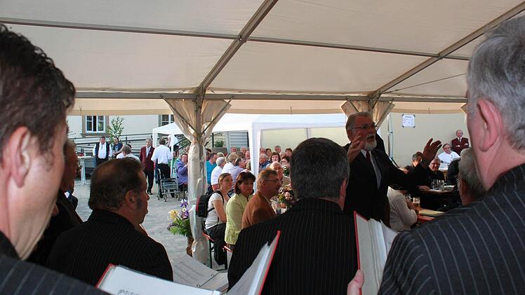 Ein Blick durch den Männergesangverein Heldburg auf das Publikum im Hof der alten Schule Memmelsdorf. Foto: Becht