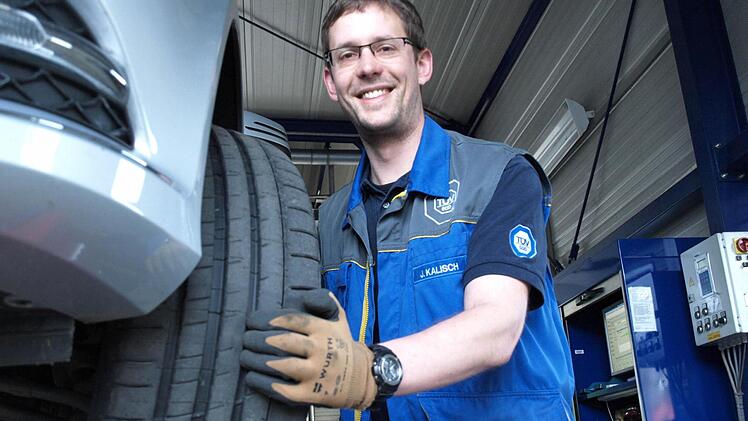 Jonathan Kalisch, Leiter des TÜV Service Center Haßfurt, rät Autofahrern dringend zum Reifenwechsel.  Fotos: Katja Kölbl