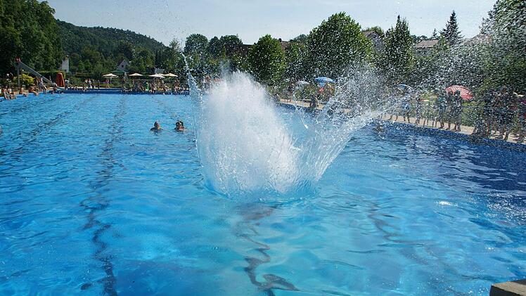 Beim Turmspringen soll kein Wasser spritzen, beim Arschbomben-Wettbewerb ist die Höhe der Fontäne ein Kriterium.