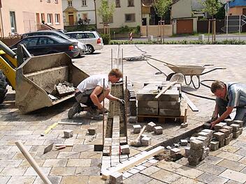 Ortsbild-prägend: Im Juni des Jahres 2013 wurden die zu tiefen und gefährlichen Abflussrinnen auf dem Bonifatiusplatz durch den Einbau von Pflastersteinen ersetzt und abgeflacht. Archivfoto: Anton Then