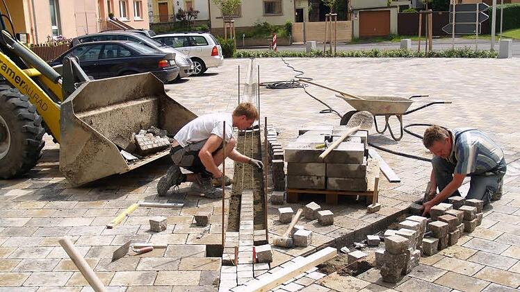 Ortsbild-prägend: Im Juni des Jahres 2013 wurden die zu tiefen und gefährlichen Abflussrinnen auf dem Bonifatiusplatz durch den Einbau von Pflastersteinen ersetzt und abgeflacht. Archivfoto: Anton Then