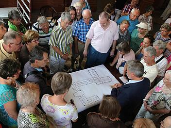 Bei einer Führung verriet Architekt Christian Teichmann rund 80 Besuchern auch schon einige Details zur Sanierung von Kurmittelhaus und Neumann-Flügel. Foto: Ralf Ruppert