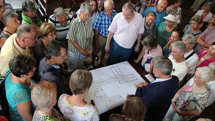 Bei einer Führung verriet Architekt Christian Teichmann rund 80 Besuchern auch schon einige Details zur Sanierung von Kurmittelhaus und Neumann-Flügel. Foto: Ralf Ruppert