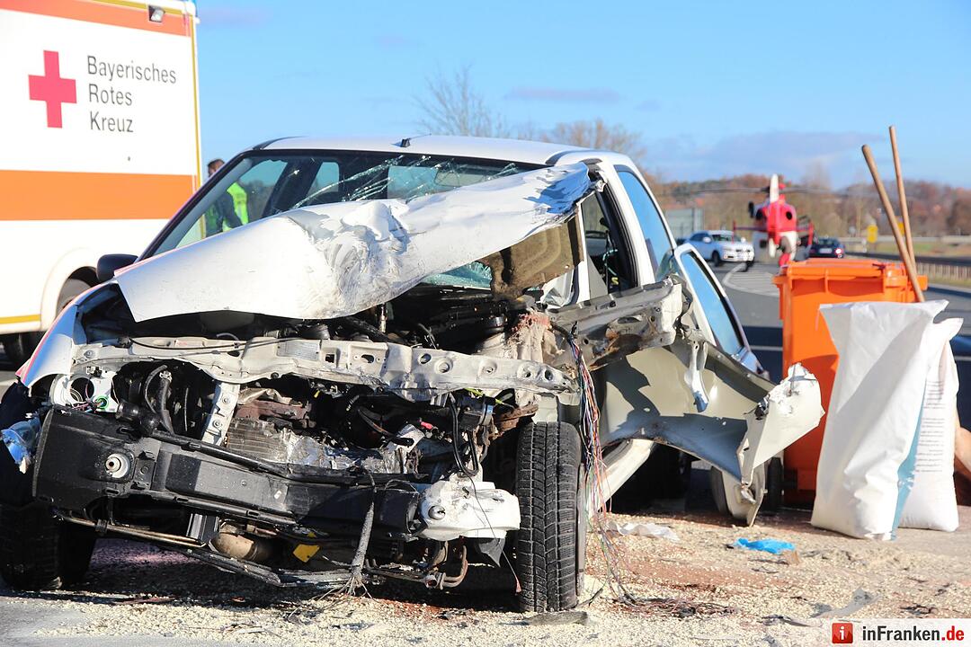 B470 bei Lonnerstadt: Seniorin stirbt nach Kollision mit Land Rover