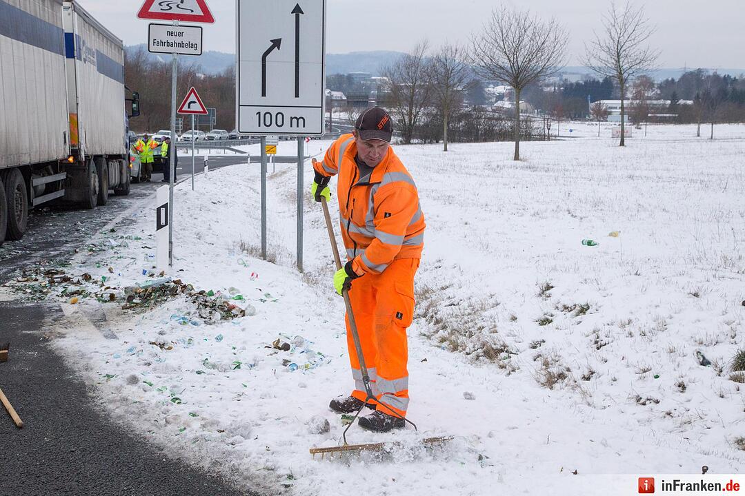 Lkw verliert Wasserkästen bei Coburg