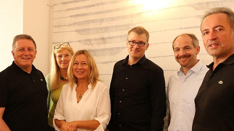 Bei der Vernissage in der Oberen Stadtgalerie (v. links) Oberbürgermeister Henry Schramm, Cornelia Morsch, Christine Tiroch, Benedikt Morsch, Jörg Kunstmann und Karl-Heinz Greim vor einer raumhohen Wellengrafik von Benedikt Morsch in der Galerie.