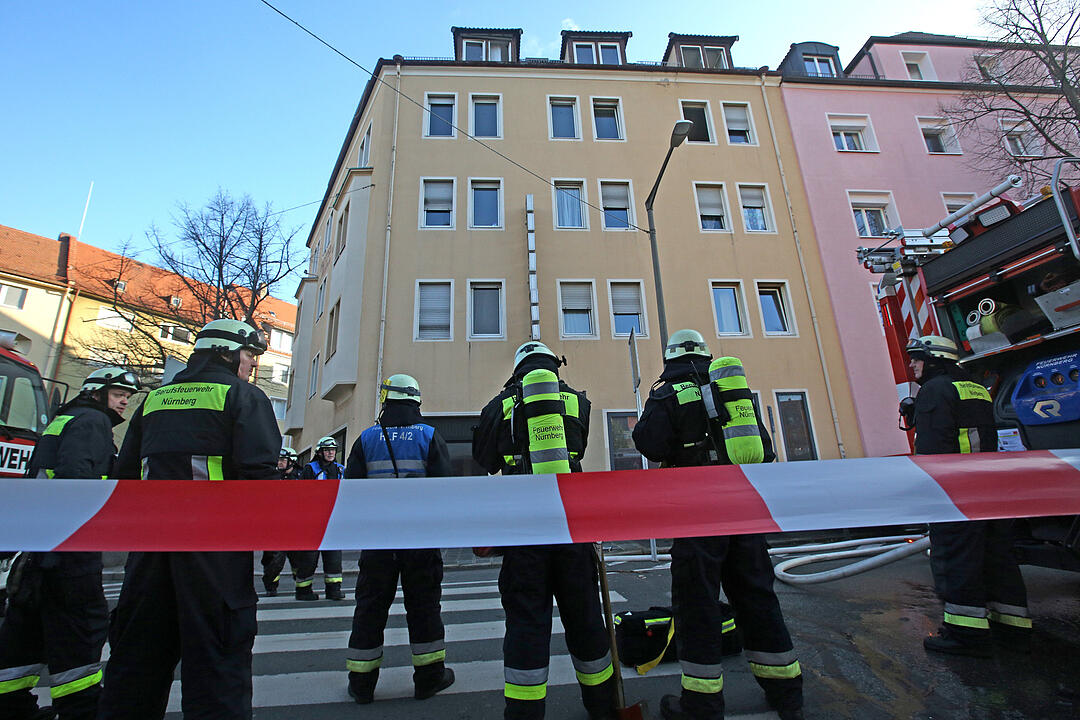 Wohnungsbrand in Nürnberg: Feuerwehr rettet Bewohner mit Drehleiter