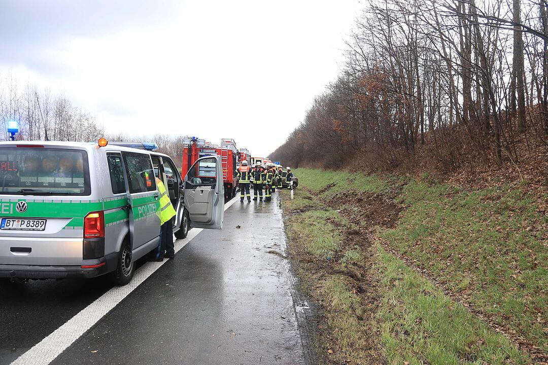 Buttenheim: Ehepaar überschlägt sich auf A73 bei nasser Fahrbahn