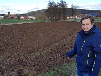 Diesen Acker am Ortsrand von Heubach stellt David Pfeufer für sein Blühwiesenprojekt zur Verfügung. Interessenten können Flächen pachten, um den Artenschutz zu unterstützen.Eckehard Kiesewetter