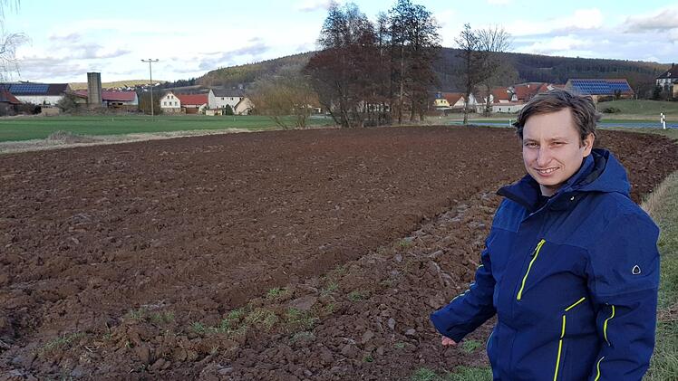 Diesen Acker am Ortsrand von Heubach stellt David Pfeufer für sein Blühwiesenprojekt zur Verfügung. Interessenten können Flächen pachten, um den Artenschutz zu unterstützen.Eckehard Kiesewetter