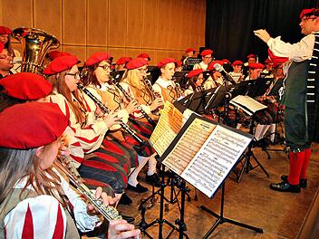 Das städtische Jugendblasorchester Münnerstadt begeisterte bei seinem  ersten öffentlichen Konzert nach der Wiedergründung die Zuhörer in der Aula  des Johann-Philipp-von-Schönborn Gymnasiums. Rechts Thomas Reuß, der das  Orchester leitet. Foto: Dieter Britz