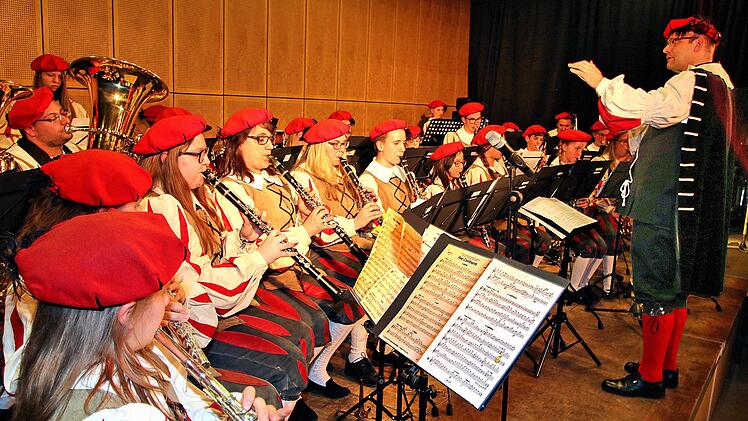 Das städtische Jugendblasorchester Münnerstadt begeisterte bei seinem  ersten öffentlichen Konzert nach der Wiedergründung die Zuhörer in der Aula  des Johann-Philipp-von-Schönborn Gymnasiums. Rechts Thomas Reuß, der das  Orchester leitet. Foto: Dieter Britz