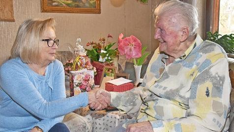 Barbara F&ouml;rstel vom VdK Effeltrich gratuliert dem Geburtstagskind Rita Kern.  Foto: Karl Heinz Wirth
