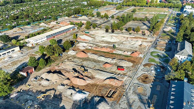 Es tut sich was in der Ledward-Kaserne: Ein Großteil der alten Panzerhallen und Funktionsgebäude ist schon abgerissen. Links von der Carus Allee (am rechten Bildrand) bis zu der Kleingartenanlage Alte Warte erstreckt sich das Gelände der Landesgartenschau 2026.  Foto: Anand Anders