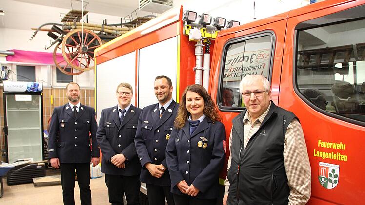 KBM Bernd Abert, 2. Kommandant Fabian Voll, Kommandant Stefan Rüttiger, Katharina Hanken, die Kreisfrauenbeauftragte und 2. Bürgermeister Siegfried Söder vor dem neuen Auto der Langenleitner Wehr. Foto: Johannes Schlereth