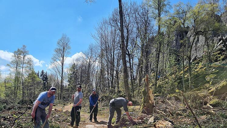 Die Gruppe von Kai-Uwe Rippstein (rechts) hat den Wanderweg entlang der Felswand nach den Baumfällarbeiten freigeräumt.